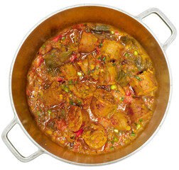 Rougail de saucisses dans une marmite, spécialité culinaire réunionnaise, fond blanc 