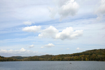 空と雲と湖