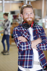 Obraz premium male factory worker with arms crossed