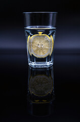 Zitrone im Glas