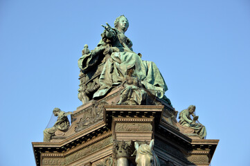 Obraz premium Maria Theresa bronze statue with blue sky in the background, Vienna, Austria