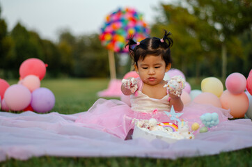 compleanno bambina mangiando torta