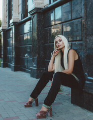 Obraz na płótnie Canvas fashion girl photo shoot on the street