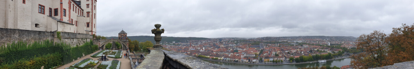 Fototapeta na wymiar Würzburg von oben - Bei Regenwetter
