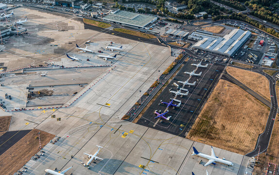 Flughafen mit parkenden Flugzeugen