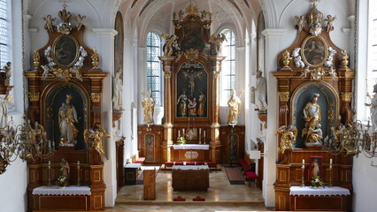 Fototapeta na wymiar Altäre Kirche St. Martin Gablingen