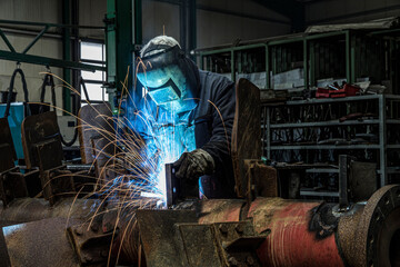 Schweißer mit Schutzmaske im Maschinenbau