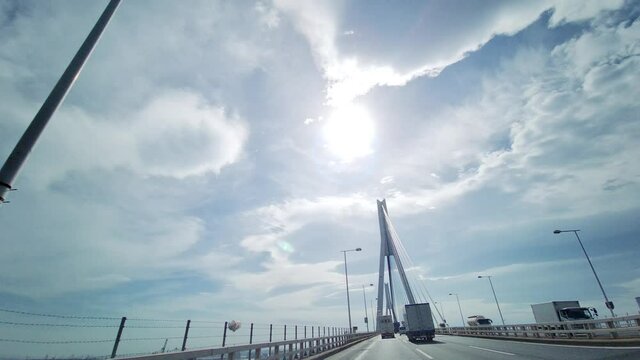 太陽と鶴見つばさ橋（鶴見つばさ橋 湾岸高速 大黒埠頭 鶴見区 横浜市 神奈川県 2020/09）
