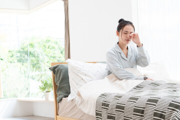 ベッドで目覚めた女性