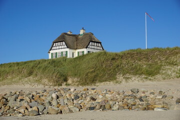 altes Strandhaus mit Reetdach und Fachwerk am Strand in Lökken in Dänemark