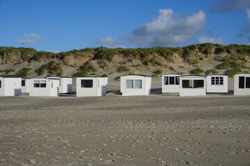 Badehäuser in Lökken mit Dünen und Strand in Dänemark