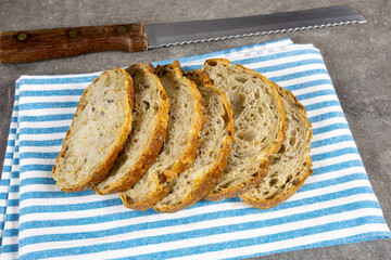 pain aux céréales tranché sur une torchon de cuisine