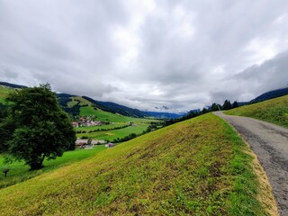 Landschaft an eines Weges in den Alpen