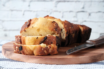 Close up of bakery cake on chopping board .