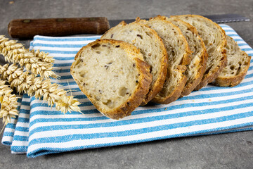 pain aux céréales tranché sur une torchon de cuisine