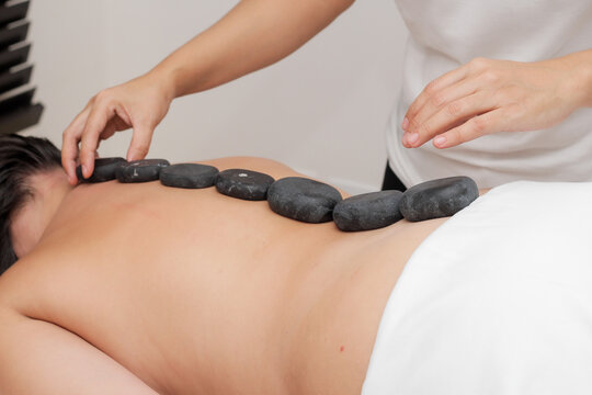 masaje de relajacion con piedras volcanicas, vida saludable, estilo de vida, salud mental, tecnica terapeutica, balance y bienestar