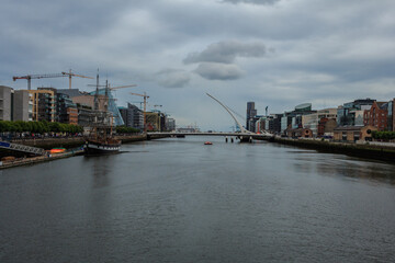 Naklejka premium View of bridge over River Liffey in Dublin on a cloudy day