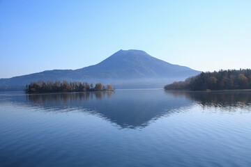 Fototapeta premium 阿寒湖と雄阿寒岳