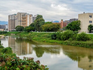 川沿いの都市風景