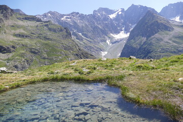Fototapeta na wymiar Les eaux claires du lac devant les montagnes