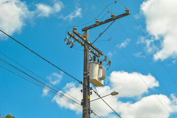 Poste de eletricidade na bahia coelba com céu azul 