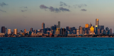 Naklejka premium city skyline at sunset