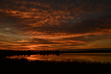Obraz premium sunset over lake