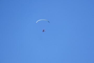 ULM en vol dans le ciel bleu