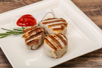 Grilled pork medallion with sauce