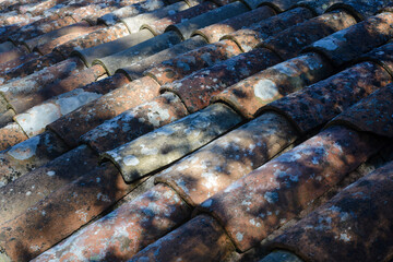 toit en tuiles du sud de la France. tiled roof from the south of France.