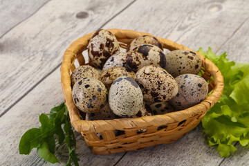 Obraz premium Quail eggs in the basket