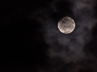 Fototapeta na wymiar Luna llena detrás de nubes