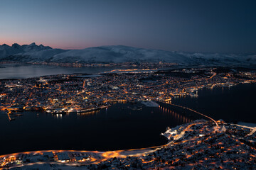Obraz premium Tromsø Cityscape Glowing at Night