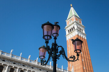 Fototapeta na wymiar Campanile in Venedig, Italien