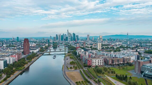 Frankfurter Skyline mit EZB - Drohnenflug