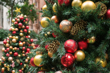 Obraz na płótnie Canvas Close up of decorated outdoor Christmas tree on city street 　街中のクリスマスツリー クローズアップ