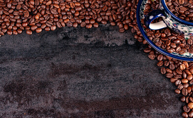Ziarna kawy leżące na stole. Beans of coffee on the table. - obrazy, fototapety, plakaty