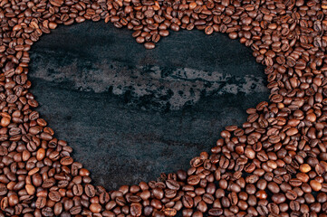 Herat of coffee on the table. Serce z ziaren kawy. - obrazy, fototapety, plakaty