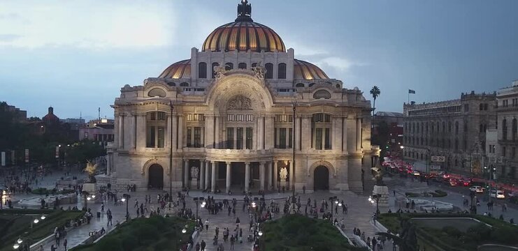 Time lapse of the Palace Of Fine Arts In Mexico City.