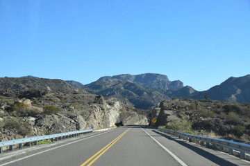 Argentinische Landstraße am Fuße der Anden