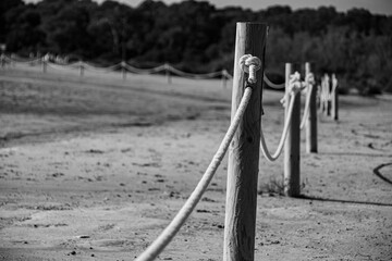 Playa acordonada en blanco y negro