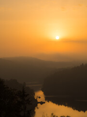 Mglisty wschód nad doliną © Dominika