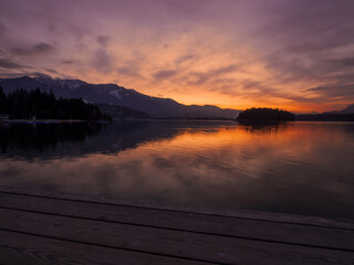 Alpejskie jezioro w świetle zachodzącego słońca