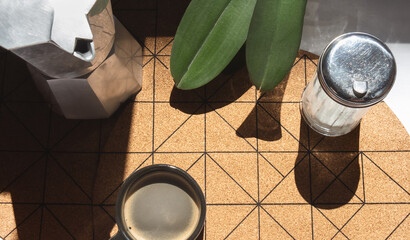 Comienza el día con un delicioso café. Vista cenital de una taza de café bajo el sol junto a una...