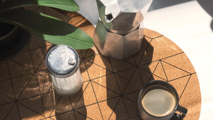 Comienza el día con un delicioso café. Vista cenital de una taza de café bajo el sol junto a una...