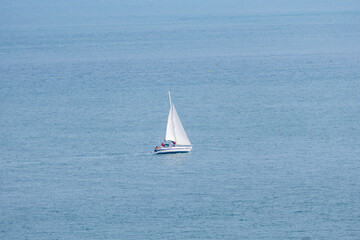 Segelboot alleine unterwegs