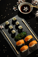 Tabla de delicioso sushi con salsa de soja 