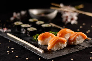 Delicioso sushi listo para comer