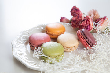 お皿に盛り付けられたたくさんのマカロン