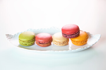 お皿に乗ったカラフルなマカロン